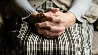 Ξυλοκόπησε την 70χρονη μητέρα του: «Θα σε κλειδώσω, να ψοφήσεις εδώ μέσα»