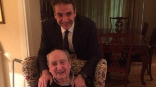 Η αγκαλιά πατέρα και γιου Μητσοτάκη (pic)