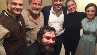 Στο θέατρο βλέποντας το «Έγκλημα και τιμωρία» ο πρωθυπουργός! (pics)