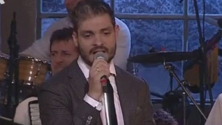 Το έριξε στο τραγούδι ο Χαριστέας (video)
