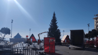 Σε φουλ προετοιμασία για το άναμμα του χριστουγεννιάτικου δέντρου στην Αριστοτέλους