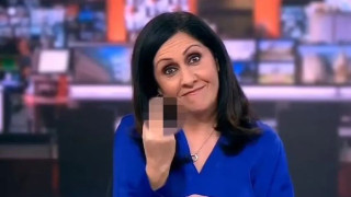 Η κάμερα «τσάκωσε» παρουσιάστρια του BBC με υψωμένο το μεσαίο της δάχτυλο