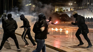 Οπαδική επίθεση στου Ρέντη: Πάνω από 10 ναυτικές φωτοβολίδες έριξαν στους αστυνομικούς