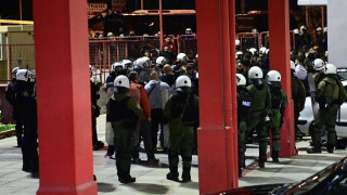 Mαρτυρία για τον τραυματισμό αστυνομικού: «Η φωτοβολίδα είχε καρφωθεί στο πόδι του και δεν έσβηνε»