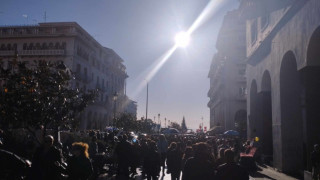 Σε κλίμα Χριστουγέννων από το πρωί η Θεσσαλονίκη – Γέμισε με κόσμο η αγορά