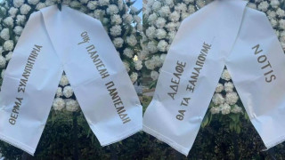 Ο Νότης Σφακιανάκης και η οικογένεια Παντελίδη κατέθεσαν στεφάνια στον Βασίλη Καρρά