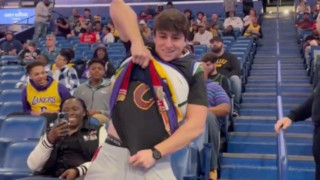 Οπαδός του Λεμπρόν πήγε στο γήπεδο φορώντας 15 φανέλες του!