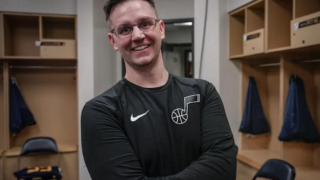 Τρολ των Τζαζ στους Μιλγουόκι και στον Γιάννη Αντετοκούνμπο με τον φροντιστή τους