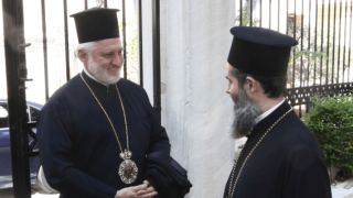 Αφήνει ανοιχτό το ενδεχόμενο να τελεί βαφτίσεις παιδιών ΛΟΑΤΚΙ οικογενειών ο Ελπιδοφόρος