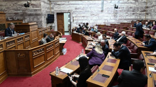 Πρόταση μομφής: Νύχτα εντάσεων στη Βουλή – “Μάχη” Βορίδη με Ανδρουλάκη (video)