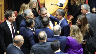 Νομοσχέδιο για τα ομόφυλα ζευγάρια: Τα «όχι» και οι απουσίες από την ψηφοφορία