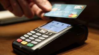 POS: Νομοθετική ρύθμιση μειώνει κατά 50% τις χρεώσεις των τραπεζών