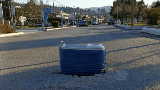 Κάλυψαν τρύπα στο οδόστρωμα με... φορητό ψυγειάκι
