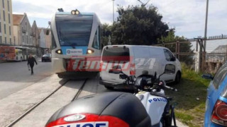 Πάτρα: Πάρκαρε το αυτοκίνητο στις γραμμές του προαστιακού και πήγε για καφέ