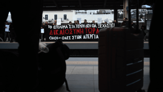 Τέμπη: Τραγικές φιγούρες οι γονείς των παιδιών στο σημείο του δυστυχήματος