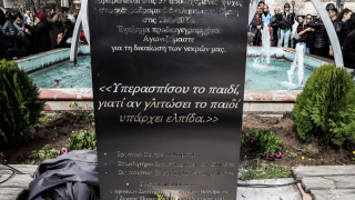 Αποκαλύφθηκε το μνημείο για τα 57 θύματα των Τεμπών