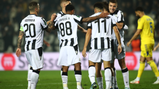 Όρθιος στο ρετιρέ αντιμετωπίζοντας σωρεία προβλημάτων