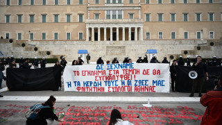 Έγκλημα στα Τέμπη: Οι φοιτητές έγραψαν ξανά τα ονόματα των 57 νεκρών