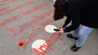 Τέμπη: Έσβησαν το βράδυ τα ονόματα των 57 νεκρών στη Βουλή