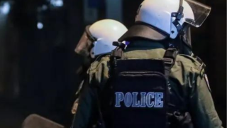 Πανεπιστημιούπολη: Πεδίο μάχης με μολότοφ και κρότου λάμψης - Στις φλόγες σε 7 αυτοκίνητα