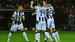 Δεν σκοντάφτει σε βουνά. Σε …λακκούβες σκοντάφτει!