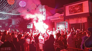 «Βούλιαξε» η Ξάνθη για τη νυχτερινή παρέλαση – Ξεφάντωμα μέσα στη βροχή (φωτο & video)