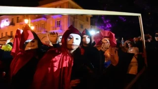 Qué te la pongo: Τι λέει στα ελληνικά το διασημότερο αποκριάτικο τραγούδι