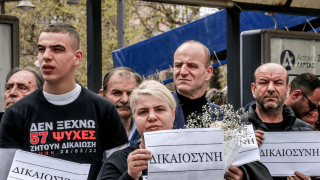 Τέμπη – Μητέρα θύματος: «Ο γερανός λειτουργούσε επί 5 μέρες πριν την ρίψη τσιμέντου στο σημείο»