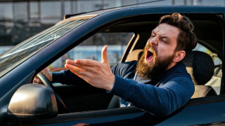 Γιατί πλέον βρίζουμε περισσότερο; Οι βρισιές της Gen Z και η επιρροή τους σε μυαλό, σώμα και σχέσεις