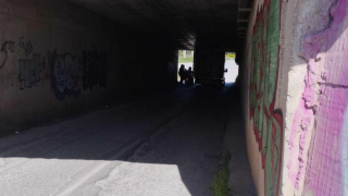 Θεσσαλονίκη: Κόλλησε φορτηγάκι σε τούνελ κοντά στο Cosmos! (pic)