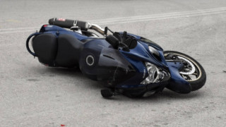 Βίντεο-ντοκουμέντο: Νεκρή οδηγός μηχανής που παρέσυρε πεζή στη Καλλιθέα