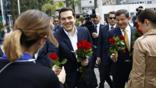 Τσίπρας & Νταβούτογλου μοίρασαν τριαντάφυλλα στις γυναίκες της Σμύρνης