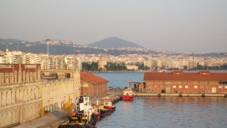 Πλοίο με 1000 πρόσφυγες και μετανάστες αύριο στη Θεσσαλονίκη