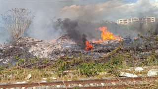 Φωτιά στα Μέγαρα: Στη «μάχη» και ελικόπτερο- Δεν απειλούνται κατοικίες