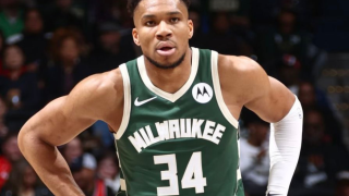 NBA: Απέφυγε τα χειρότερα ο Γιάννης Αντετοκούνμπο