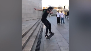 Μεγαλείο ψυχής: Viral ο τυφλός άνδρας που κάνει skateboard και παίζει κιθάρα! (vids)