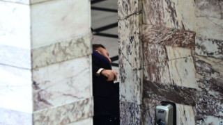 Στο Αυτόφωρο ο Φλώρος - Κρατείται στο Φρουραρχείο της Βουλής