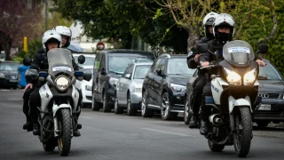 ΕΛ.ΑΣ: Το... ντου της Αστυνομίας σε καταυλισμό στα Άνω Λιόσια (vid)