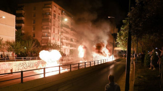 Νέος Κόσμος: «Χριστός Ανέστη» με βόμβες μολότοφ!