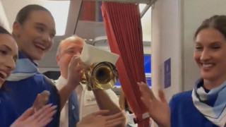 Ο πιλότος παίζει τον ύμνο του Ολυμπιακού με... τρομπέτα (vid)