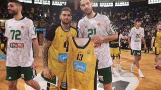Η αφιέρωση των παικτών του Άρη στον Πάρη Δερμάνη
