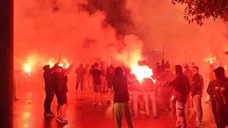 Οι οπαδοί του ΠΑΟΚ έκαναν τη νύχτα μέρα στην Καμάρα