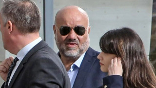 Ομόφωνα αθώος για το αδίκημα του βιασμό ο πρώην σκηνοθέτης του «Σασμού» – «Αίσχος» φώναζαν στο δικαστήριο