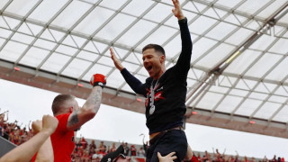 Ο Τσάμπι Αλόνσο… έκανε κερκίδα με τους οργανωμένους στο Λεβερκούζεν!