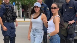 Χαμός στο TikTok: Άνδρες των ΜΑΤ ποζάρουν με τουρίστριες (Βίντεο)