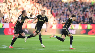 Εισβολή οπαδών στον τελικό Κυπέλλου Τσεχίας, πέταξαν σκαμπό σε δημοσιογράφους (pics+vids)