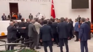 Τουρκία: Βίαια επεισόδια μέσα στην Εθνοσυνέλευση-Βουλευτές πιάστηκαν στα χέρια (vid)