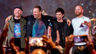 Coldplay: Από τα ξημερώματα με καρεκλάκια και... στρώματα θαλάσσης στο ΟΑΚΑ
