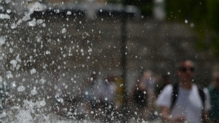 Καιρός: Επιμένει ο καύσωνας - Πού αναμένονται χαλάζι και καταιγίδες