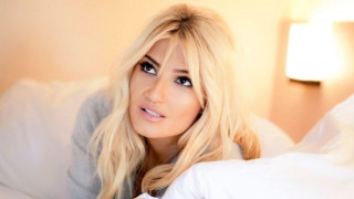 Έπεσε το παραβάν την ώρα που άλλαζε η Σκορδά & έμεινε γυμνή! (ΒΙΝΤΕΟ)